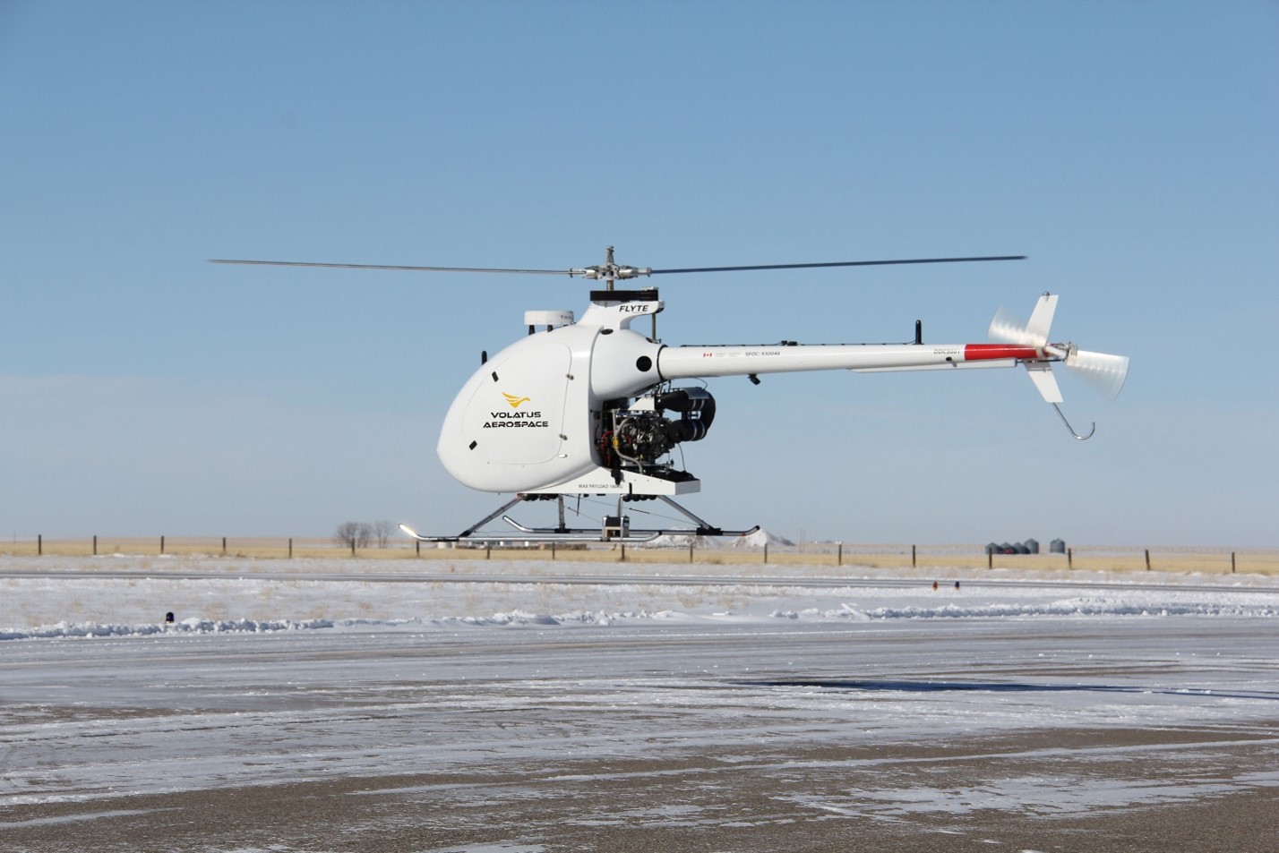 « Hélicoptère sans pilote en vol stationnaire au-dessus d’un champ enneigé »